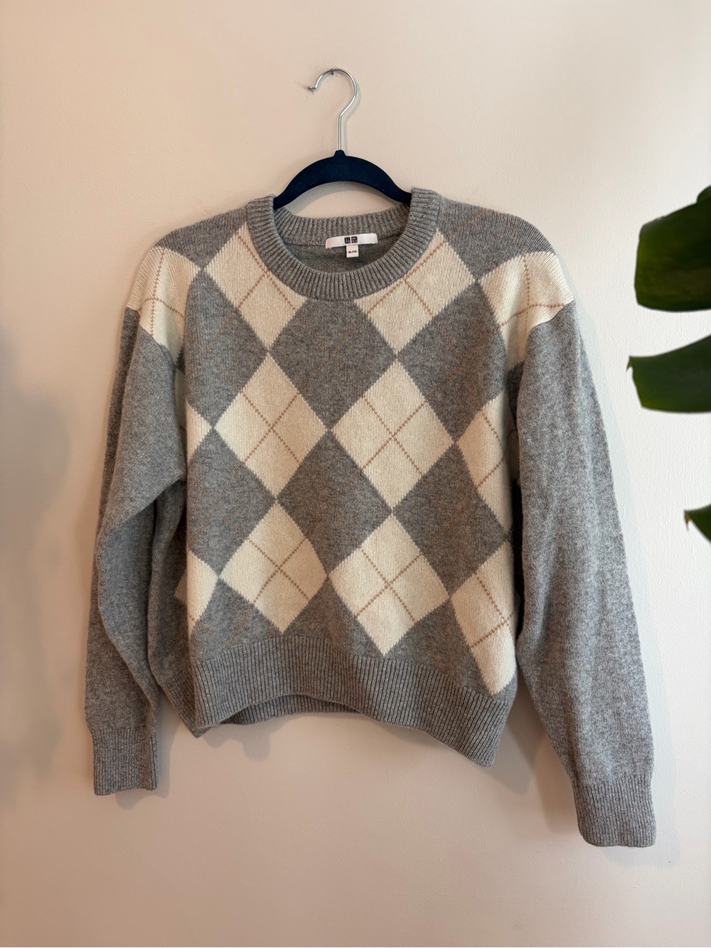 100% Wool UNIQLO XL Gray & Cream Argyle Knit Sweater